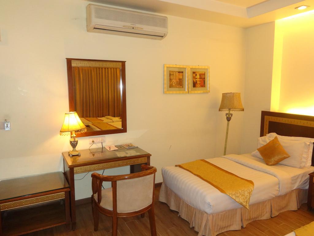 Hotel Picasso Paschim Vihar Delhi - Couple Friendly Local Ids Accepted Номер фото